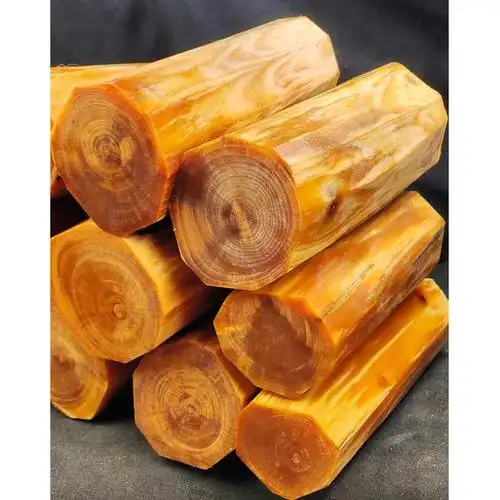 琥珀木是一种红松在自然环境下老化或倒伏后未完全腐烂的木质,它的