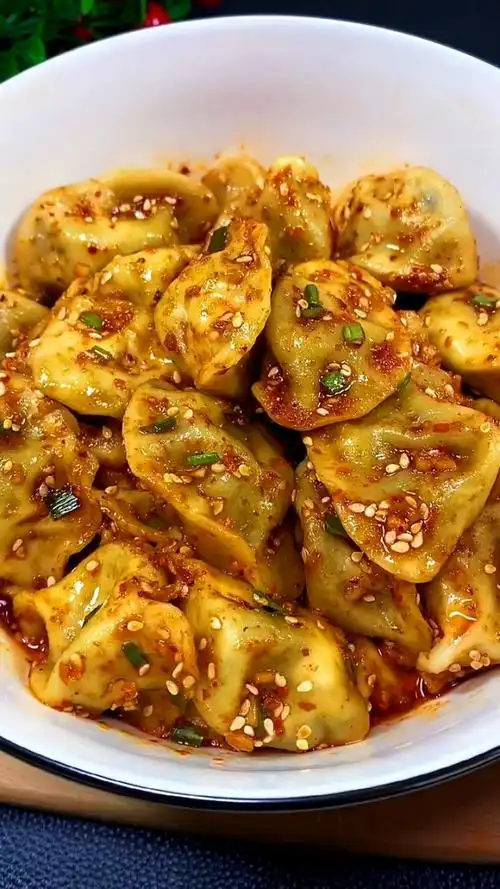 懒得做饭时就来碗懒人版干拌饺子吧,一吃口就会爱上