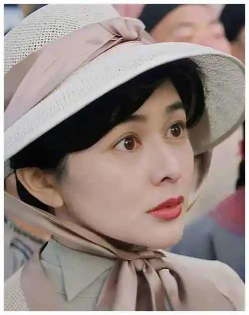 在电影电视行业中,尽管关之琳以她的外表取得了一定的成就,但实际上她