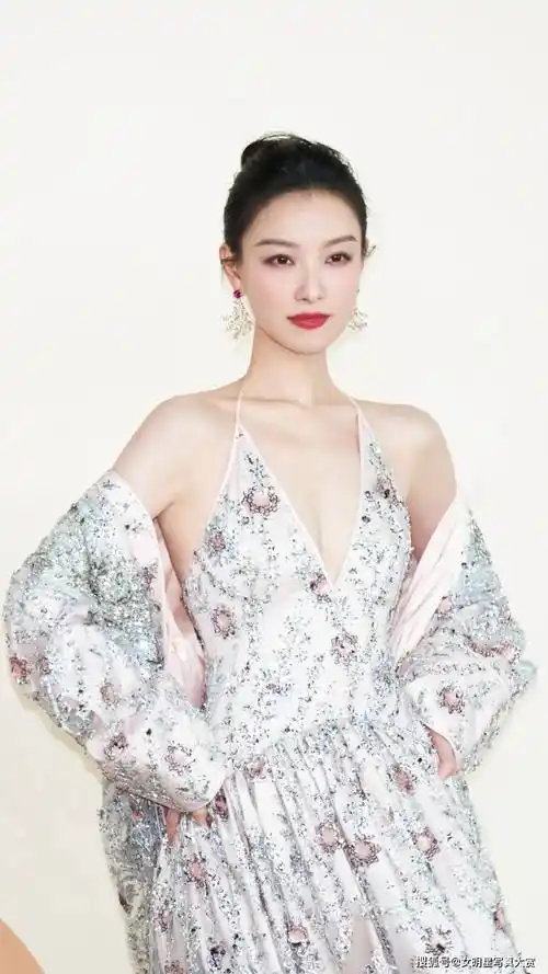 【倪妮性感写真美图】立体花卉刺绣服,嫣然动人,vogue盛典_造型_时尚