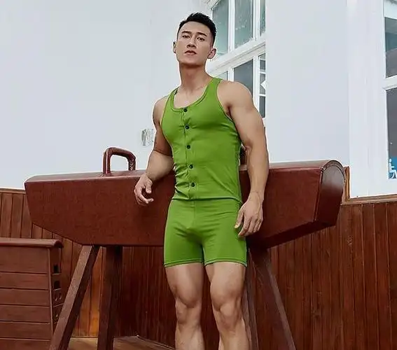 超有男人味的气质男生倒三角身材穿上连体健身服太有魅力了