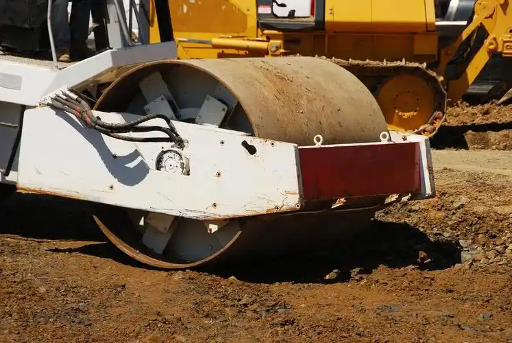 滚子,在站点准备与一个新的业务项目,在俄勒冈州罗斯堡的振动压路机