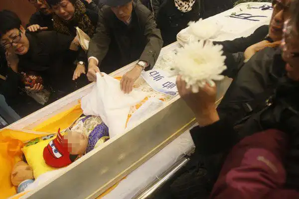 案原告——患白血病的男孩帅帅的遗体告别仪式在北京八宝山殡仪馆举行