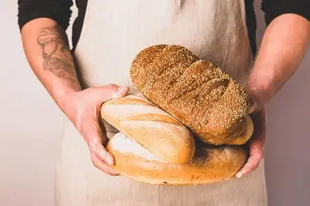 金黄色面包图片