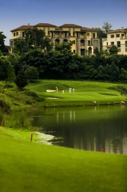 庆隆南山18洞72杆国际锦标赛级高尔夫球场位于庆隆·南山高尔夫国际