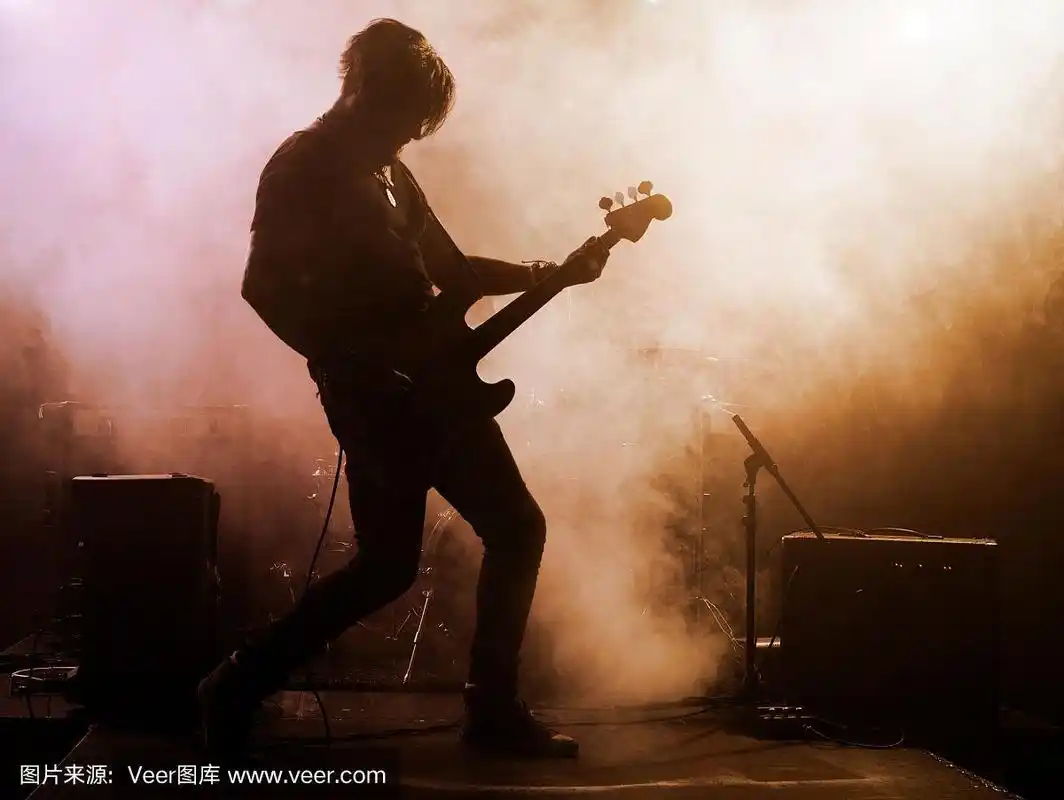 摇滚乐队在舞台上表演.吉他手.