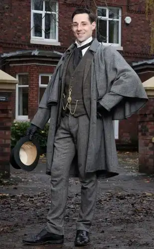 英国小伙把自己活成行走的古董,花几十万购置19世纪的行头和家具