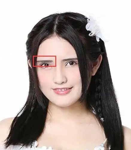 韩佳人的眉骨就很高,但因为她的眉眼间距非常的远,没有那种眉压眼的