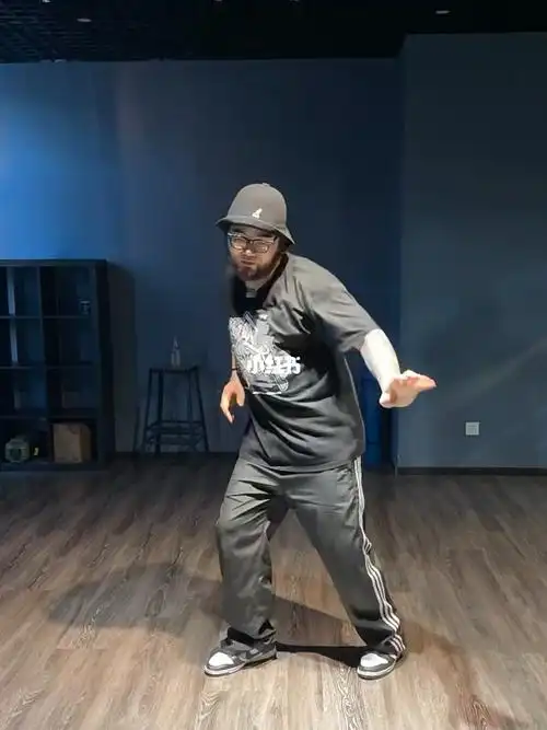 popping这个舞种入门是难 但是你只要进到门里就会