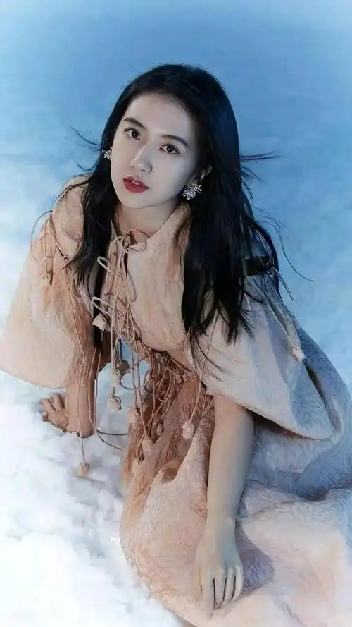 每日一星许龄月的颜值很高清纯甜美有时也有一丝冷艳