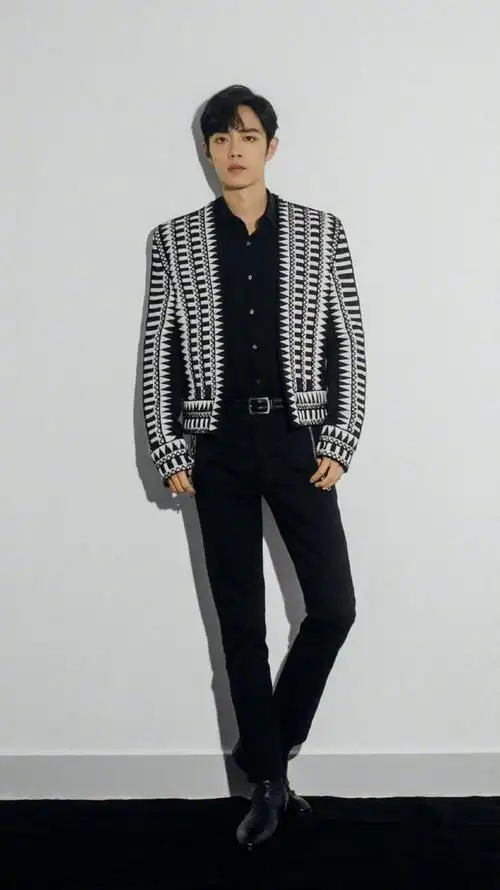 肖战正儿八经工作照分享 腿真的有辣————么长!