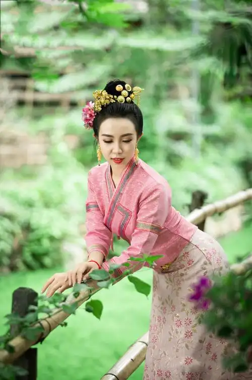 (云南旅游穿搭)西双版纳傣族服装女少数民族服饰日常套装工作服拍摄