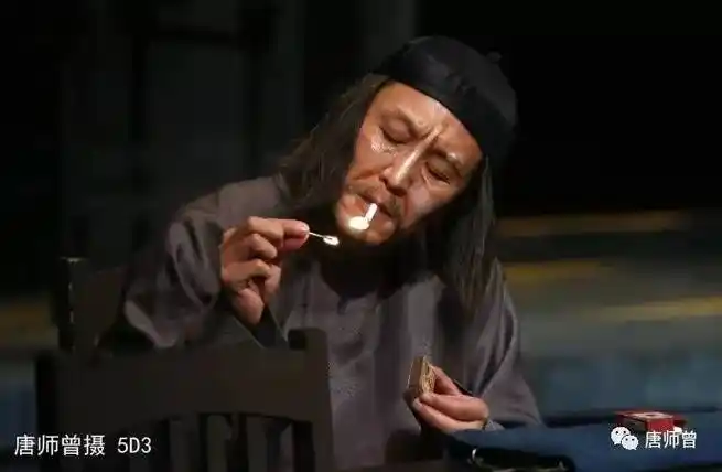 唐铁嘴(吴刚),男,30来岁,相面为生,吸鸦片,后来改白面了.