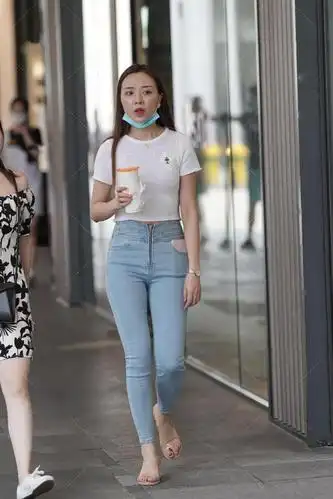 牛仔裤与牛仔裙有何不同?小姐姐的穿搭特时尚,让你美上一个秋天