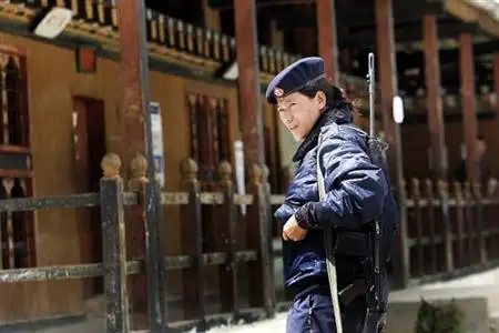 不丹国王自废百年君主专制 政府卡车接百姓选举