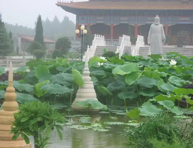 河南濮阳市长青陵园