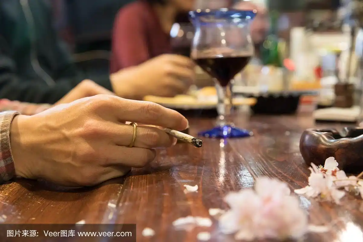 人们在酒吧抽烟