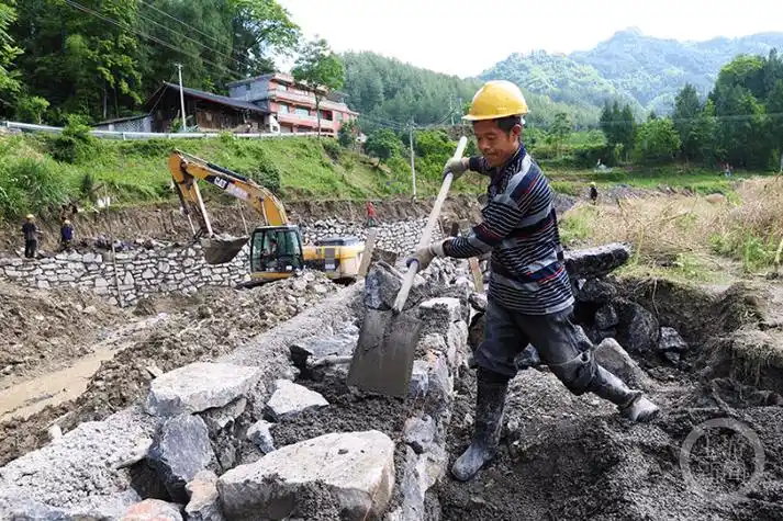 治理中小河流 防汛减灾美乡村_黔江区_工程_施工