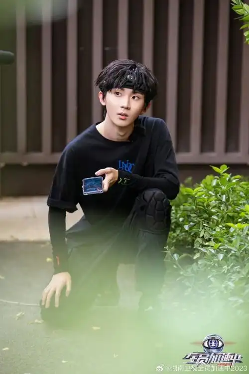 马嘉祺主动去吸引猎人真的好勇～虽然被抓了,但已经很厉害了而且跑的