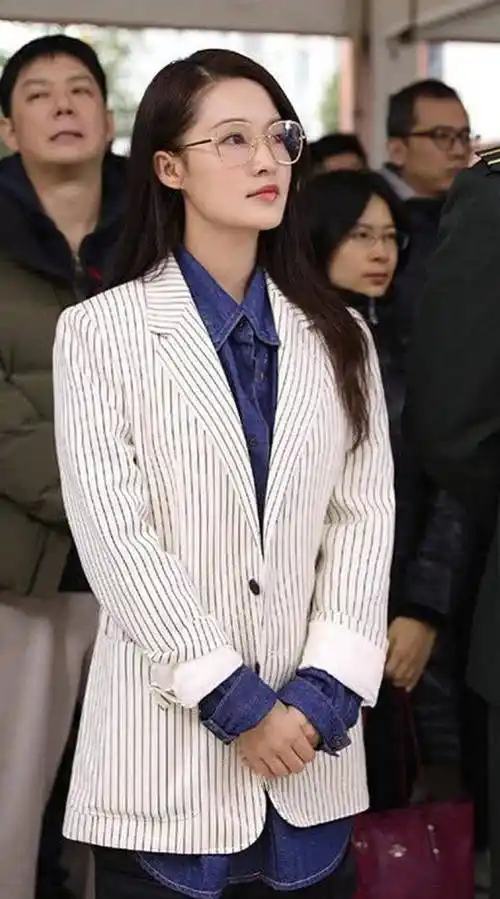 李沁穿西装配金丝边眼镜,尽显优雅干练,29岁又a又飒!_黑色_条纹_造型