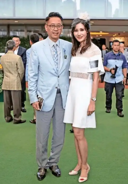 许晋亨牵手二婚老婆现身!