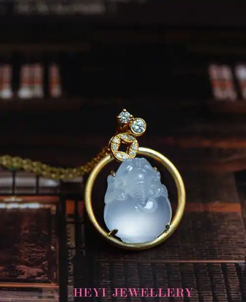 18k金镶嵌翡翠貔貅吊坠时尚简约款式