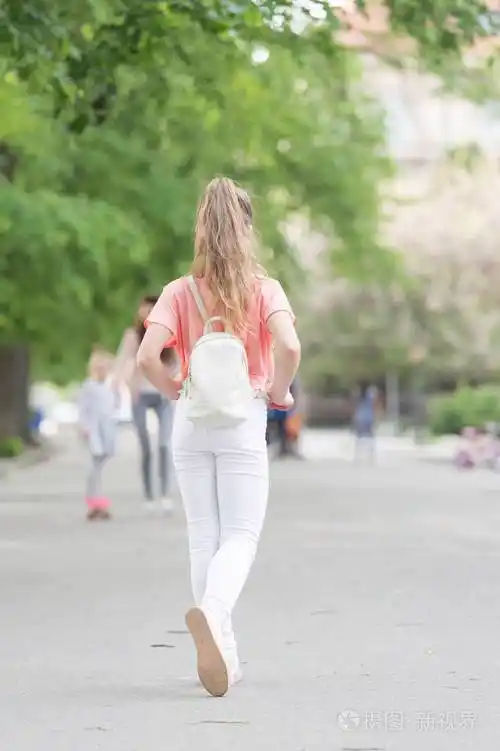 身体健康,心情愉快,精力旺盛.精力充沛的孩子.为长距离步行节省能源