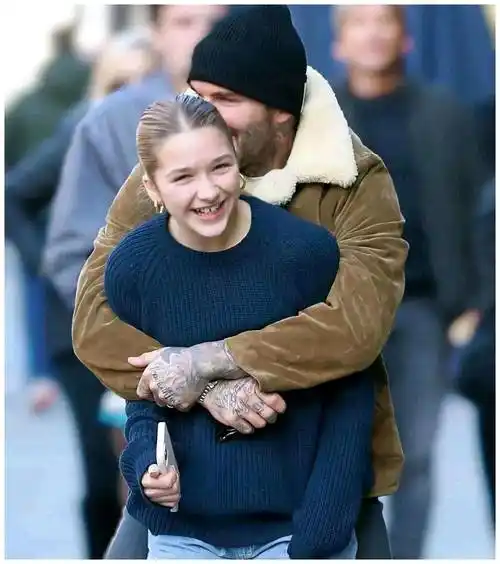 贝克汉姆从背后搂着14岁小女儿不放手,小七不好意思了_孩子_因为_未来