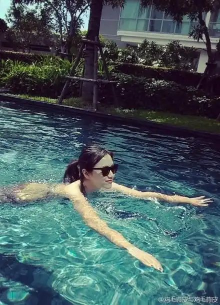 视频40岁徐静蕾晒性感美艳照穿比基尼戏水