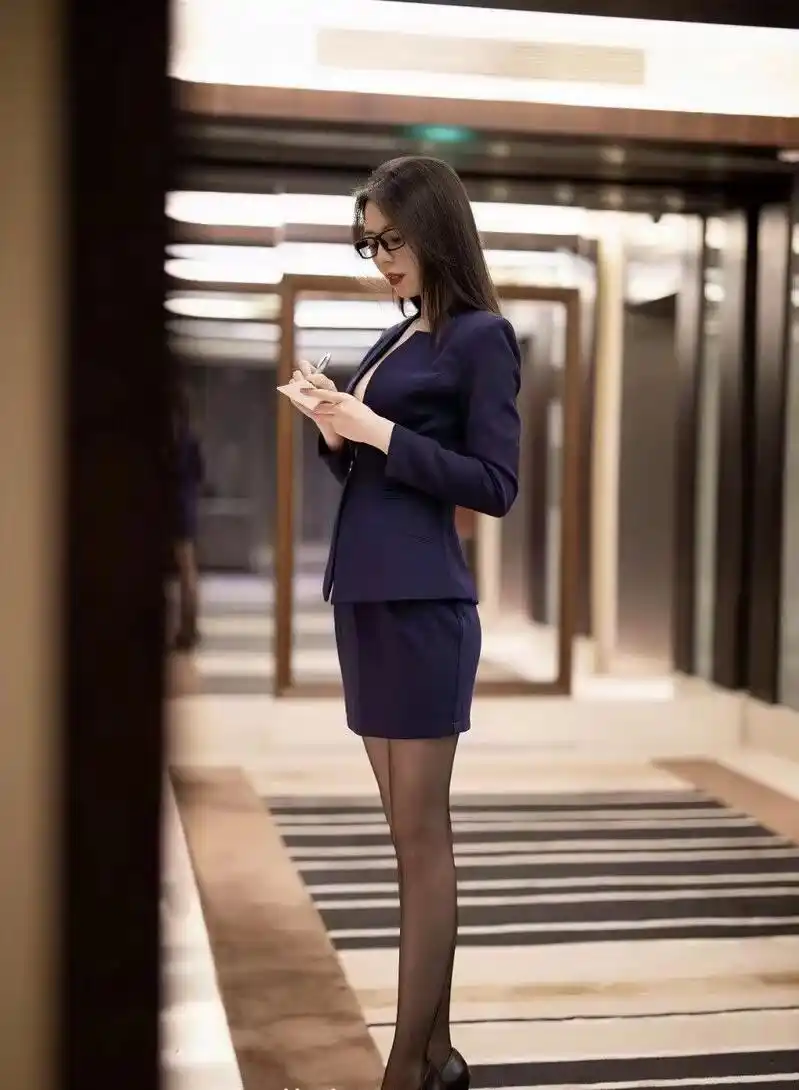 穿搭职业装秘书白领,高跟鞋的搭配穿出高雅时尚的气质!