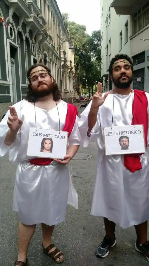 今日cosplay:两个劳拉,两个d.va,两个格温,两个……耶稣