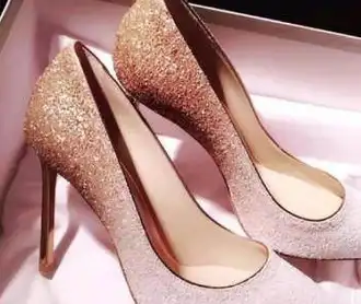 这款蕾丝白纱婚鞋简单,大气,适合巨蟹座!