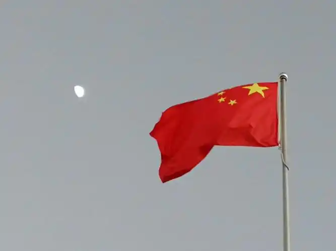 风中飘扬的旗帜有着最美的颜色