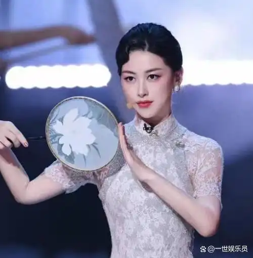 朱珠上演旗袍女神网友发言挪不开眼睛前凸后翘风情万种秀身材