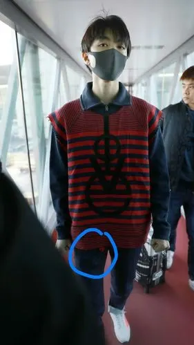 王俊凯书包和裤子上的图案很可爱,正好是粉丝想要的feel