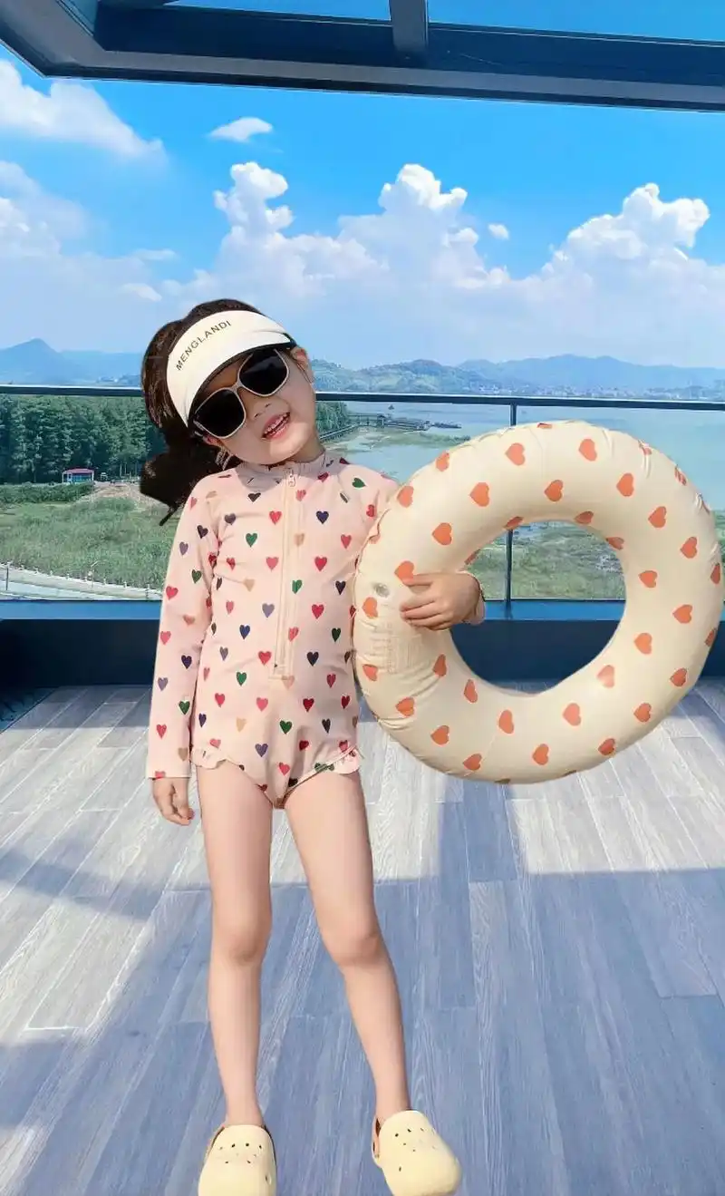 的上衣设计～复古纽扣点缀,简约时尚学院风,是中大童女孩的潮款选择