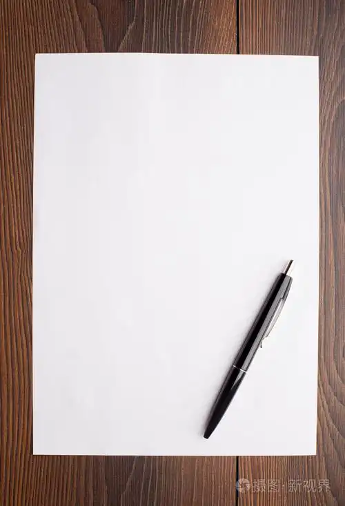 空白纸的白色纸和笔