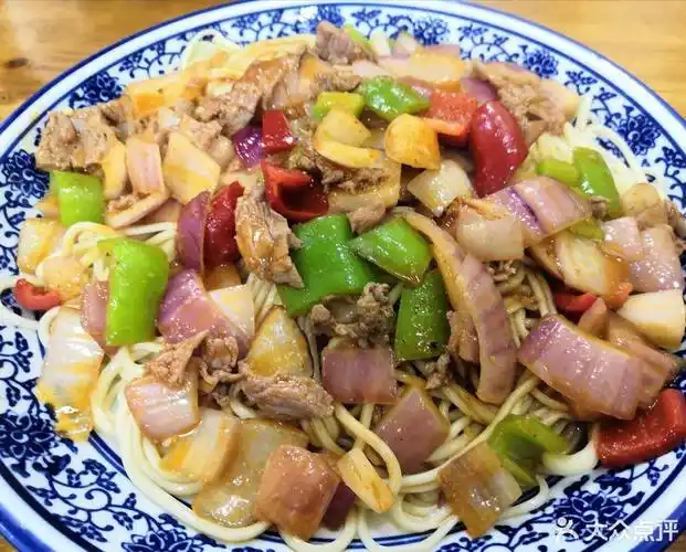 洋葱炒肉盖浇面图片