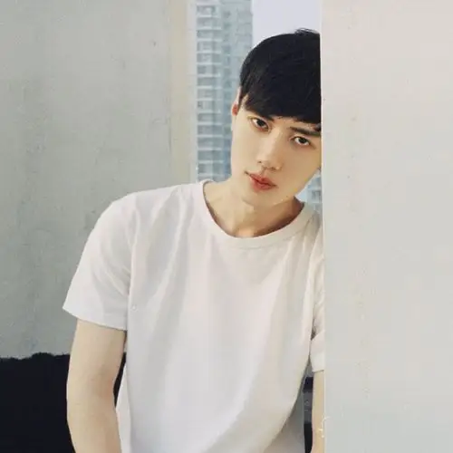 身靠冷墙深情眉目_唯美男生头像图片_扣扣居