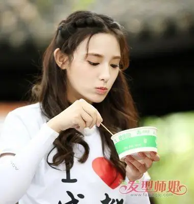 刘海与后面的头发一起进行侧 蝎子辫编发,编发向后延伸,在脑后半扎