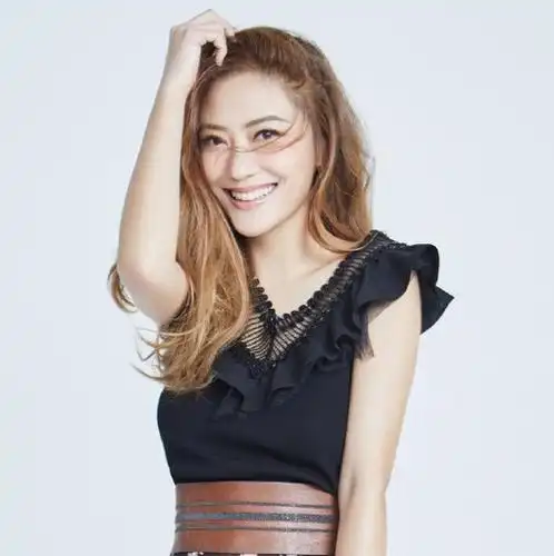 应采儿写真曝光,发丝飞扬女人味十足,甩发拍照新技能get!