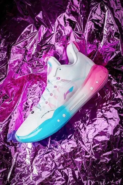 而今年更迎来吉米·巴特勒 pe 配色的首次市售,讨喜的迈阿密南海岸