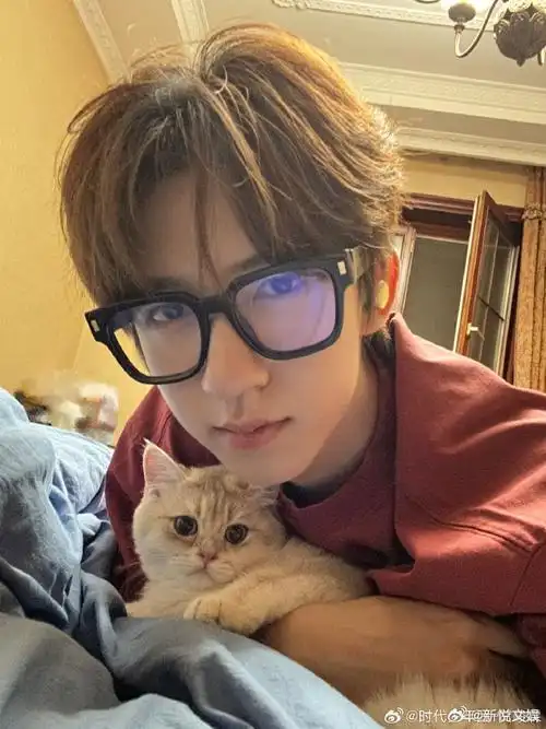 贺峻霖抱猫睡觉##贺峻霖戴黑框眼镜