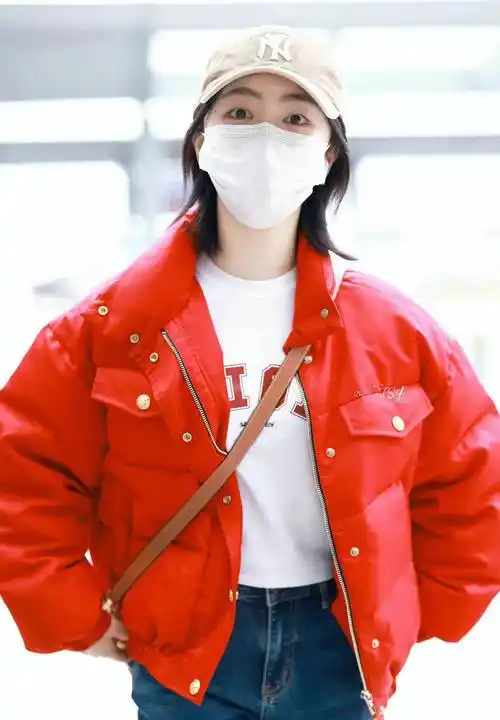 谭松韵现身机场,红色面包服搭牛仔裤,简约时尚又保暖!_女孩_都会_气质