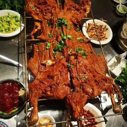 寒意乍起,是时候来一只肥滋滋油汪汪的烤全羊了!