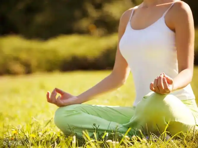 打坐的正确姿势(打坐示范图和注意事项)