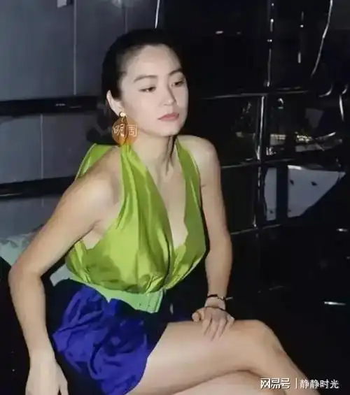 1989年35岁的林青霞一个人在酒吧喝酒这一幕被摄影师抓拍下了