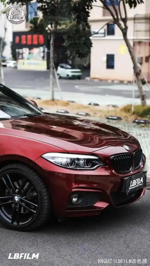 宝马225ilb改色膜液态金属龙血红热血澎湃的颜色