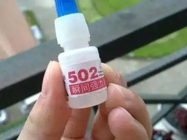 很多人都曾经遇到这样的情况,502胶水弄到衣服上变硬后就不知道该