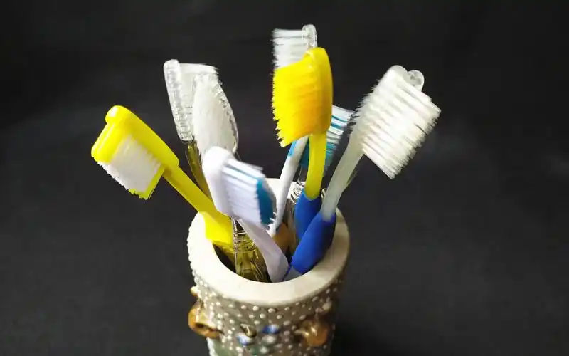 旧牙刷不要再扔了,简单改造一下,做成一个神奇工具,居家必备